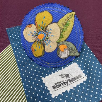 Broche coton ronde fleur Moly kaki